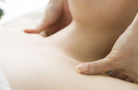 辛い肩こりをしっかりとケアいたします | 素敵なリラクゼーションタイムを叶える梅田のサロン・moni.